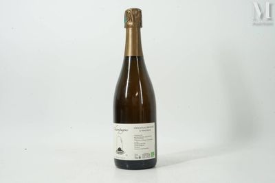 la bouteille de vin est posée sur une surface blanche