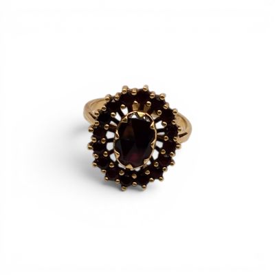 Bague en or jaune (750 millièmes) sertie de grenats.