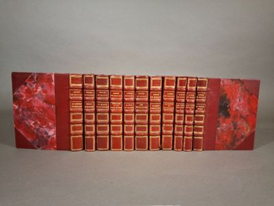les livres sont alignés en rangées sur la table