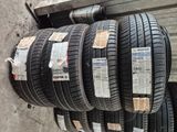 Plusieurs pneus sont empilés les uns sur les autres dans un entrepôt