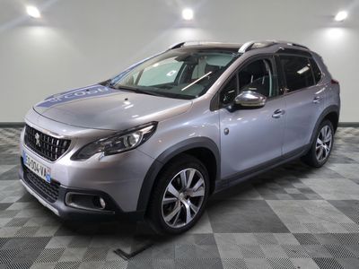 la voiture argentée est garée dans le garage sur un sol en damier