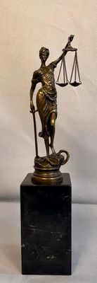 une statue représentant la Justice tenant une balance