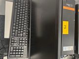 tout un tas de matériel informatique posé sur le bureau