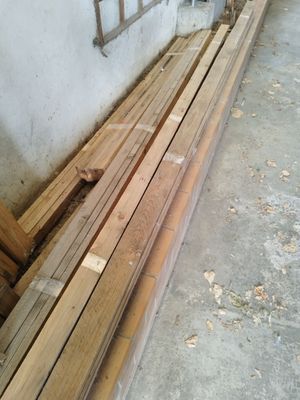 plusieurs pièces de bois sont empilées dans une pièce
