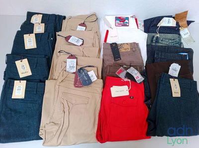 beaucoup de pantalons pour hommes posés sur une table
