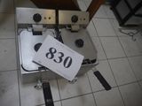 une pancarte posée par terre sur laquelle est inscrit « 80 $ »