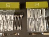 beaucoup de fourchettes et de cuillères dans une boîte verte