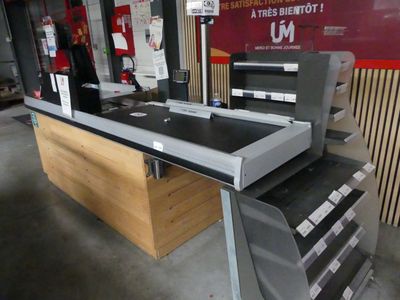 une photo d'un comptoir de magasin sur lequel se trouve une imprimante