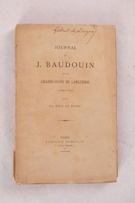un vieux livre posé sur une table recouverte de papier