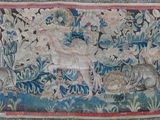 une photo d'une tapisserie représentant des animaux et des fleurs
