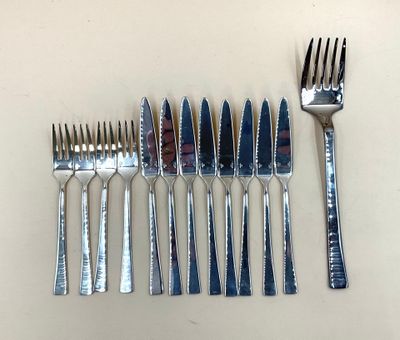 beaucoup de fourchettes et de cuillères sur la table