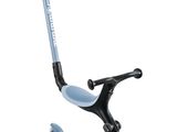 un gros plan d'un scooter avec des roues et un guidon