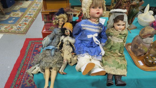 Lot de poupées : une tête porcelaine yeux dormeur bleu, bouche ou...