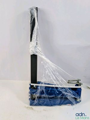 un morceau de plastique enroulé autour d'un morceau de métal