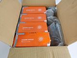 une boîte en carton contenant plusieurs boîtes orange
