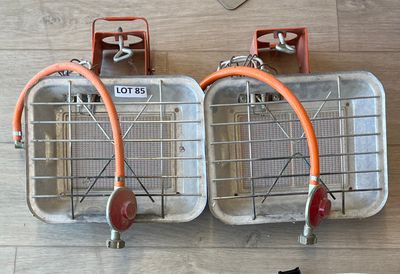 deux paniers métalliques auxquels sont fixés des tuyaux orange