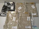 trois paires de pantalons kaki pour homme posées sur une table