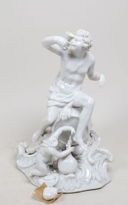 une image représentant la statue d'un homme assis sur un rocher