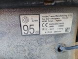 un gros plan d'un panneau apposé sur le côté d'un véhicule