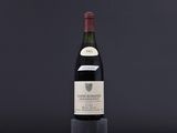 une bouteille de vin posée sur une table en bois