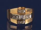 une image représentant une bague en or et en diamants sur un fond bleu