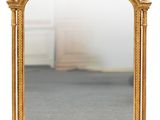 une image d'un miroir avec un cadre doré sur un fond blanc