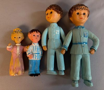 trois figurines représentant un garçon et une fille debout l'un à côté de l'autre