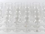 de nombreux verres à vin vides alignés sur la table