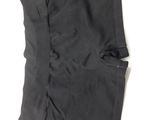 un gros plan d'un pantalon noir posé sur une surface blanche