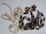 un collier et un bracelet ornés de perles sur un fond blanc