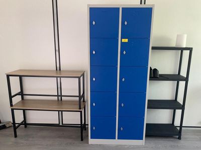 un casier bleu à côté d'une étagère noire sur laquelle est accrochée une étiquette jaune