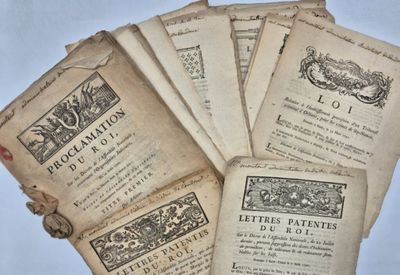 plusieurs vieux livres sont empilés sur une table