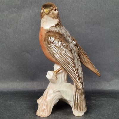GOEBEL. Oiseau marron, sujet en porcelaine polychrome, cache…