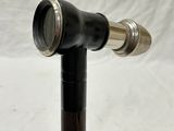 un gros plan d'un télescope fixé sur un poteau en bois
