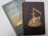 deux livres sont posés côte à côte sur une surface blanche