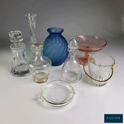 beaucoup d'objets en verre qui se trouvent sur la table