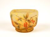 un petit bol en verre orné de fleurs peintes