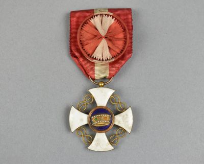 une image représentant une médaille ornée d'un ruban rouge et d'une croix