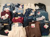 de nombreux modèles de jeans différents posés sur la table