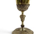 une image représentant une coupe en or posée sur une table