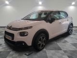 la citrole blanche est garee sur un sol en damier