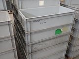 de nombreuses caisses empilées dans un entrepôt
