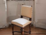 une chaise placée devant une fenêtre dans une pièce