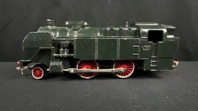 un petit train posé sur une table