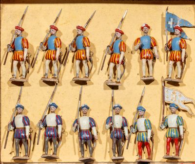 de nombreuses figurines représentant des hommes vêtus de tenues variées