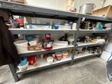 une étagère contenant de nombreux objets dans une pièce