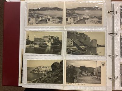 un livre avec plein d'images dessus, posé sur une table