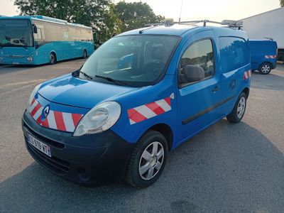 une camionnette bleue garée dans un parking