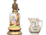deux vases et une lampe sur fond blanc