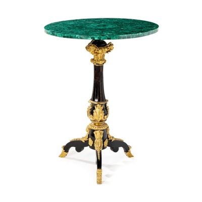 une table d'appoint noire et dorée avec un plateau en marbre vert